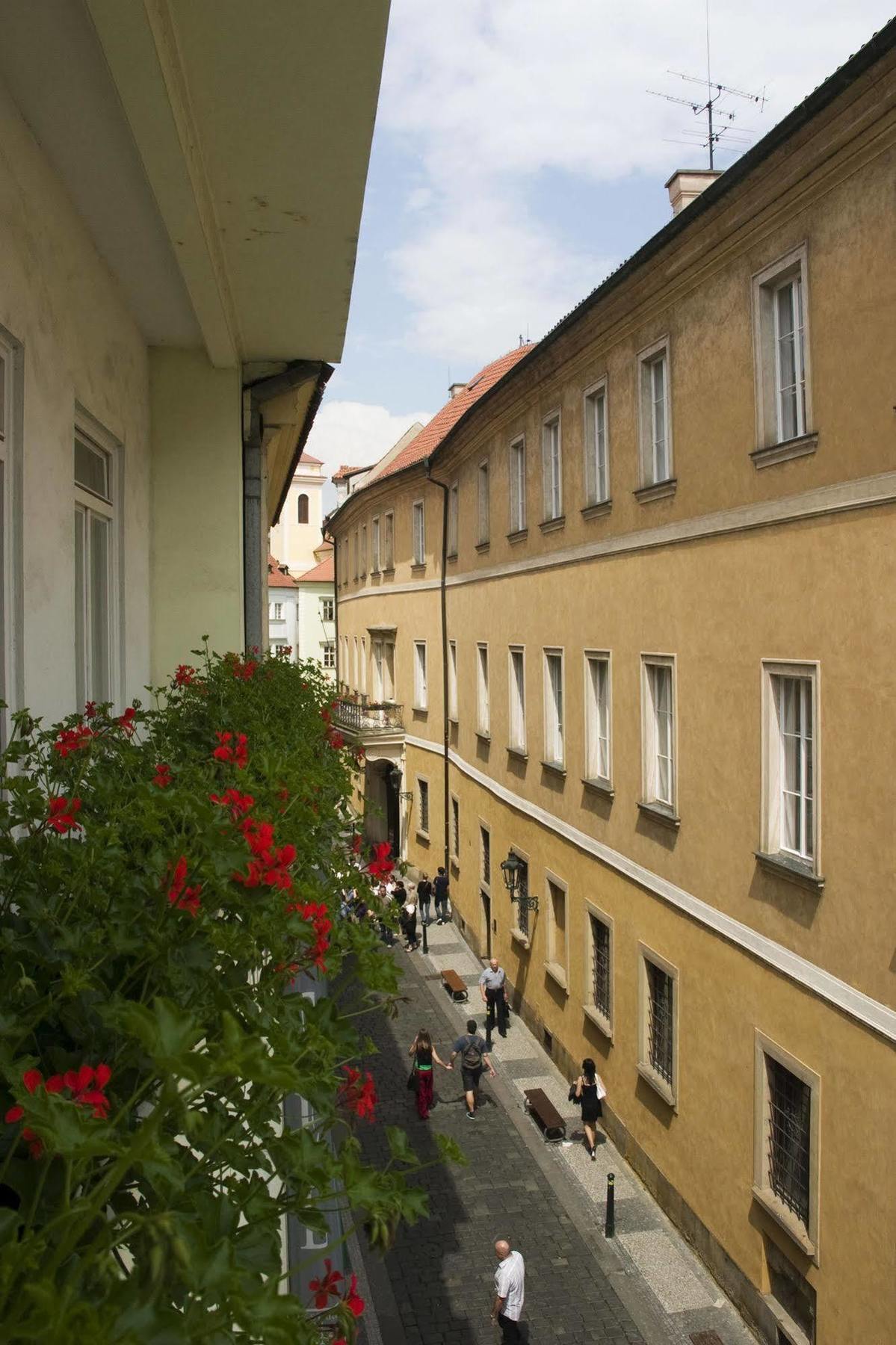 U Stare Pani - At The Old Lady Hotel Praag Buitenkant foto